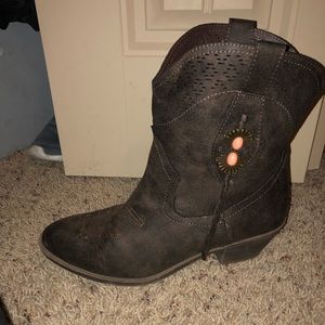 Women’s cowgirl boots